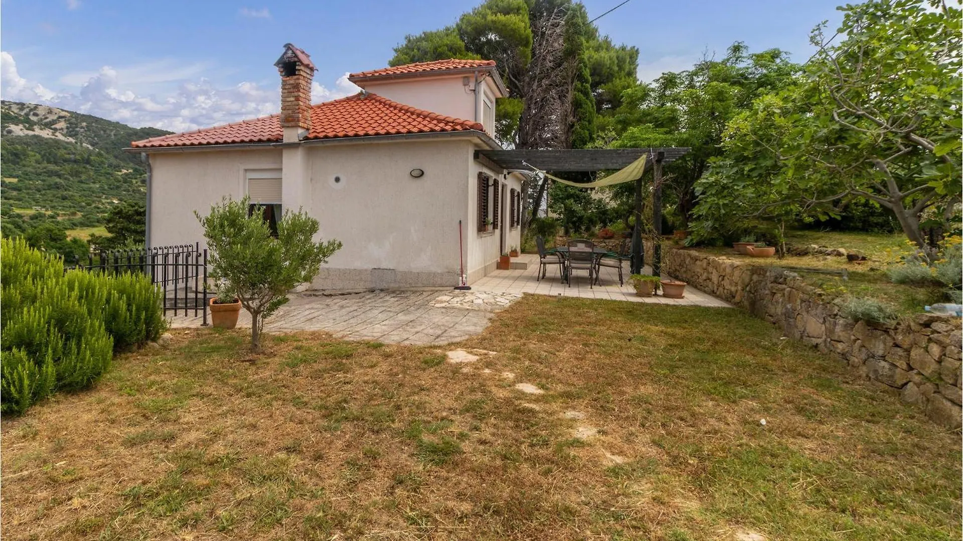 2 Bedroom Beautiful Home In Banjol location